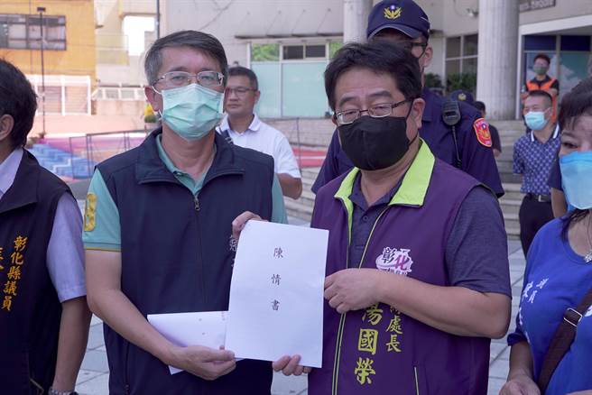 彰化县政府经绿处长汤国荣代表县府出面接下陈情书。（吴建辉摄）