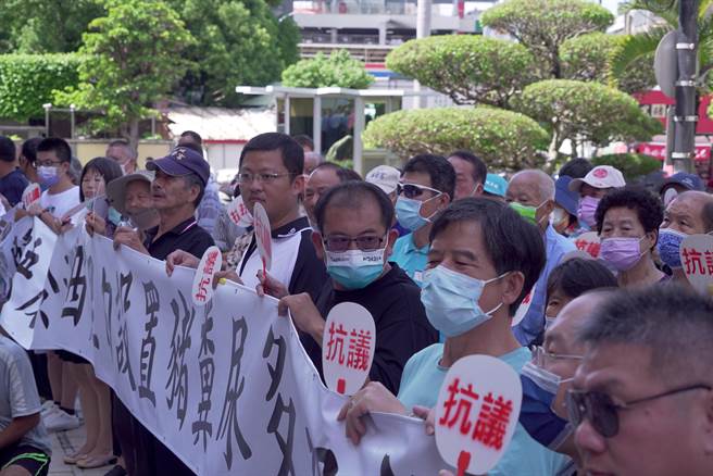 地方质疑猪粪处理中心计画夹在「东螺溪水绿游憩廊道串联暨环境改善计画」内，过去与里民开设多次设计说明会时，都没有提到要设置猪粪处理中心，认为县府根本想偷渡，里民绝对不同意。（吴建辉摄）