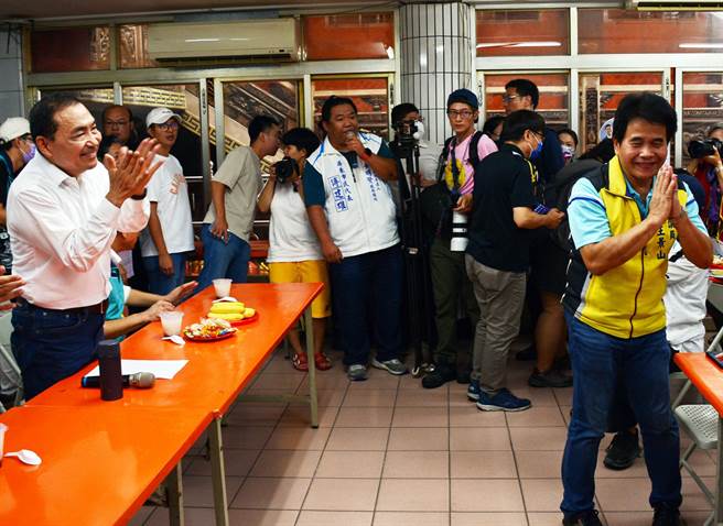 屏東縣議員王景山(右)喊話，力挺侯友宜。（林和生攝）