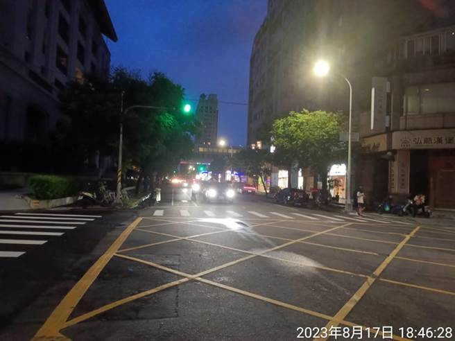 兴富发文心爱悦塔吊提早完成拆除作业，文心南五路开放通行。（交通局提供／张亦惠台中传真）