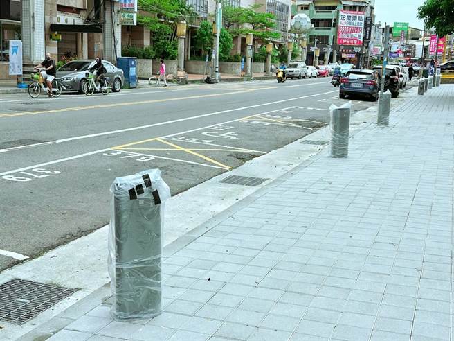 近日员林公园旁停车格就出现几支智慧停车柱，公所证实目前员林是示范区，目前还在施工装设及测试中。（员林市公所提供／吴建辉彰化传真）