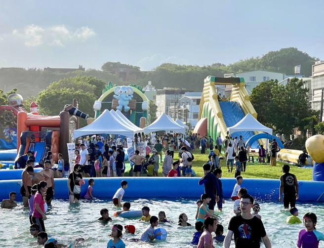 气垫水乐园8/18-20连续三天于旗津丰收广场陪小朋友开心放暑假。（图片来源：高雄市观光局提供）