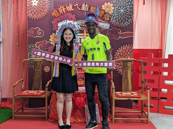 安以恩与太太在府南户所独具特色的传统结婚布景留下纪念。（移民署提供／程炳璋台南传真）