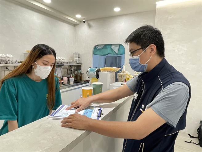 新竹市政府宣布，今年10月1日起饮料店不得提供塑胶一次用饮料杯。图为环保局人员向店家宣导。（新竹市政府提供／王惠慧新竹传真）