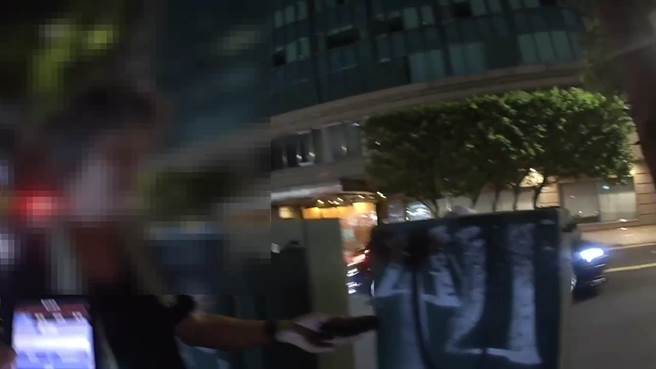 员警当场撞见孙嫌窃取醉汉的皮夹。（翻摄照片／林郁平台北传真）
