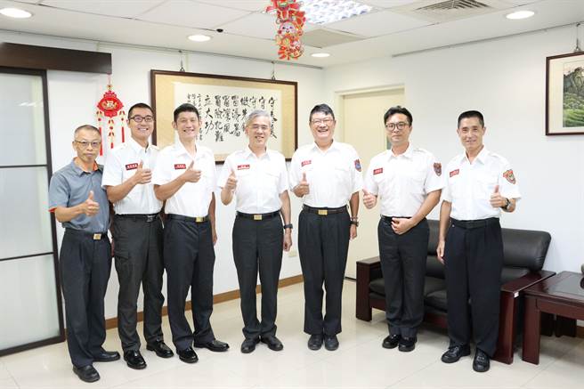 金门县消防局在消防署绩优救护人员评比中荣获团体「金质奖」及多项个人奖项，局长吕英华(中)召见得奖人员予以嘉勉。(图／金门县消防局提供)