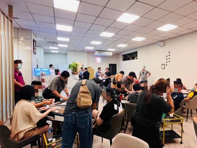 台中市大里区某桌游休閒馆以桌游休閒为名掩护非法聚赌行为，经警方1个多月搜证完备，声请搜索票后于17日晚间10点30分搜索查缉，当场逮22人。（民眾提供／潘虹恩台中传真）