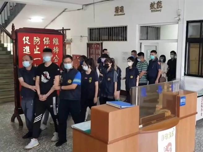 台中市大里区某桌游休閒馆以桌游休閒为名掩护非法聚赌行为，警方17日晚间10点30分搜索查缉，当场逮捕22人，全案询后依赌博罪嫌移送台中地检署侦办。（民眾提供／潘虹恩台中传真）