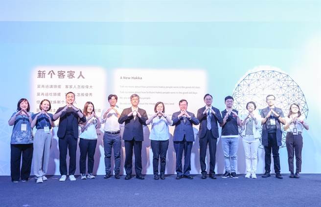 蔡英文总统18日上午前往桃园青埔，快闪半小时参观世界客家博览会的世界馆。（桃市府提供／蔡明亘桃园传真）