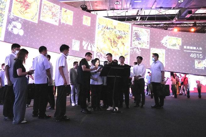 蔡英文总统18日参观世界客家博览会世界馆，透过手机亲自体验长达18公尺的互动式竹编科技环型装置，创造专属图像。（桃市府提供／蔡明亘桃园传真）