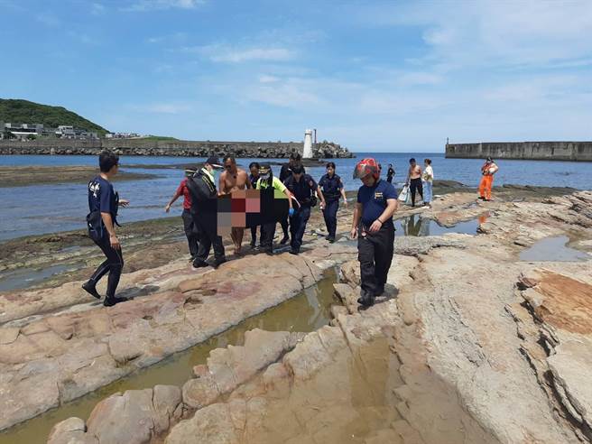 ▲基隆市18日在潮境公園附近海域有潛水客疑似違規闖入航道潛水，遭經過的漁船螺旋槳打斷雙腿，斷肢之後也有尋獲，消防人員已即刻送醫。（基隆市消防局提供／徐佑昇基隆傳真）