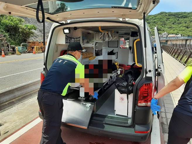 ▲消防人員進行初步急救後，將潛水刻送醫搶救。（基隆市消防局提供／徐佑昇基隆傳真）