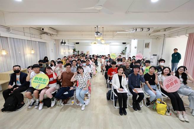民進黨青年部講座 鄭麗君暢談「自由」。民進黨青年部提供