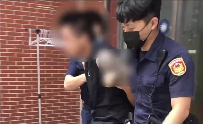 林男被依公共危險現行犯上銬逮捕。（中和警分局提供）