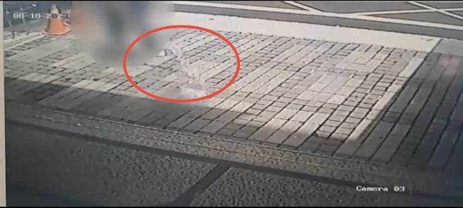 林男買完汽油後，沿路潑灑汽油。（中和警分局提供）