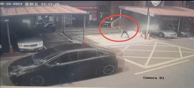 林男步行至中和警分局門口，揚言縱火洩憤。（中和警分局提供）