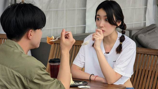 葛宸羽（右）在《恋爱上线中》中异性缘爆棚。（中视提供）