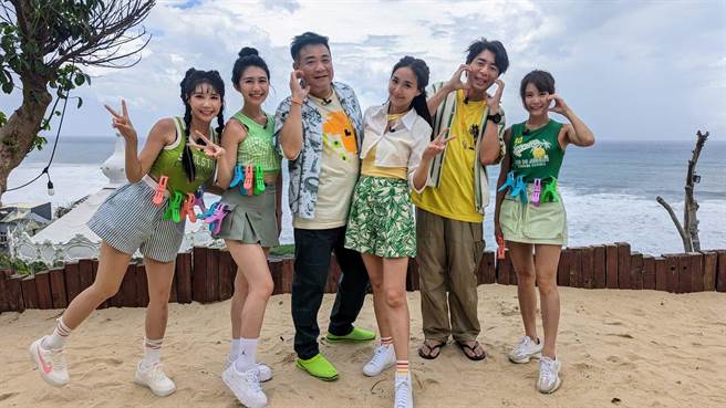 筠熹（左起）、仪諪、白云、何妤玟、梁赫群、孟洁到花莲出外景。（中视提供）