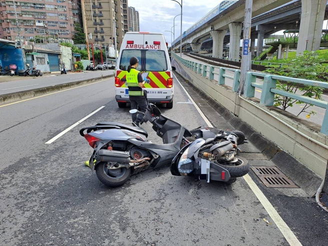 今（18）日上午08時16分許，新北市三重區環河南路發生交通事故，現場2部機車擦撞，雙方傷勢皆擦挫傷。（圖／警方提供）