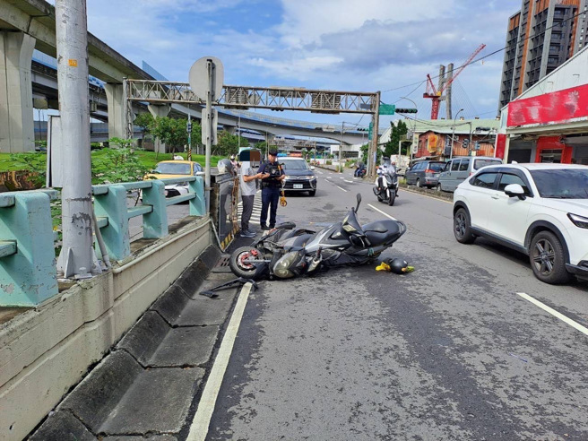 今（18）日上午08時16分許，新北市三重區環河南路發生交通事故，現場2部機車擦撞，雙方傷勢皆擦挫傷。（圖／警方提供）