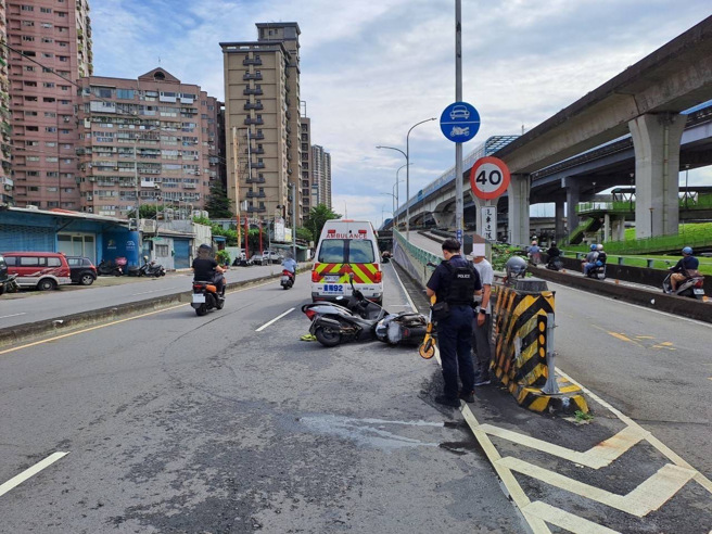 今（18）日上午08時16分許，新北市三重區環河南路發生交通事故，現場2部機車擦撞，雙方傷勢皆擦挫傷。（圖／警方提供）