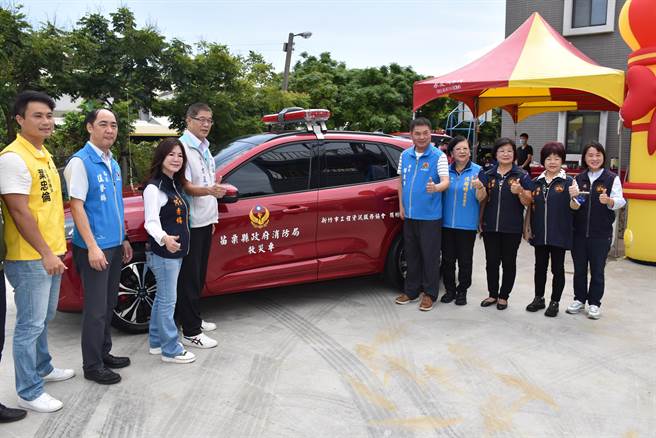新竹工程资讯服务协会捐赠灾情勘查车给苗栗县消防局竹南分队。（谢明俊摄）