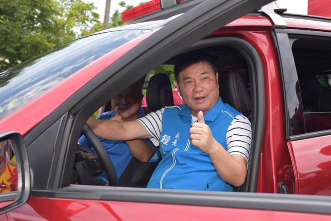 新竹工程资讯服务协会捐赠灾情勘查车给苗栗县消防局竹南分队，苗栗县长锺东锦与前竹北市何淦铭共同启动。（谢明俊摄）