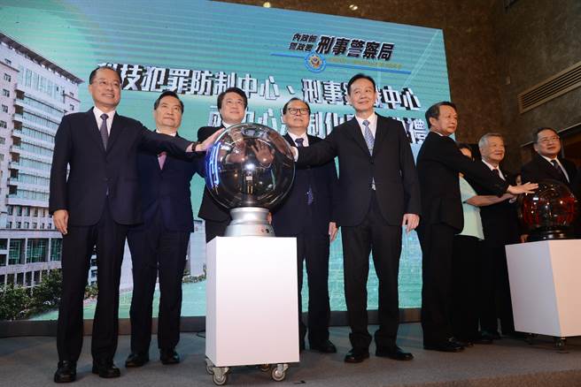 內政部長林右昌18日主持兩中心法制化啟航典禮，並在行政院政務委員羅秉成、人事行政總處人事長蘇俊榮、國際鑑識專家李昌鈺博士、考試院考試委員楊雅惠、周蓮香、警政署長黃明昭與刑事局長周幼偉及各界重要貴賓的共同見證下，完成啟航儀式。(翻攝照片／林郁平台北傳真）