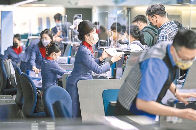 去年世界各国陆续解封，航班量大幅增加。图为桃园机场地勤人员为旅客办理手续。（资料照片/陈麒全摄）