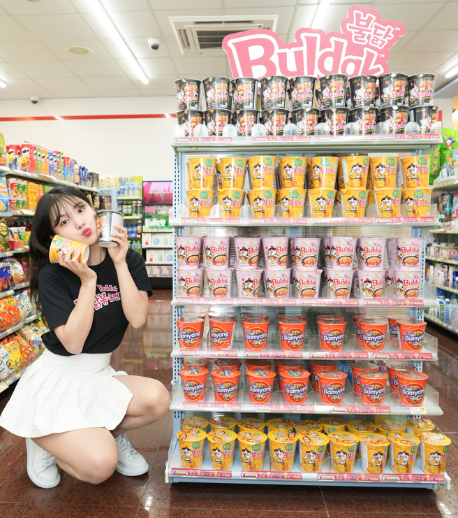 乐天啦啦队李多慧挑战火辣鸡杯麵。(大汉整合行销提供／黄邱伦台北传真)