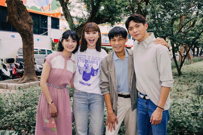 蔡恩雨与MV演员吴子霏、蔡恩雨、夏靖庭及林辉瑝合影。（华纳音乐提供）