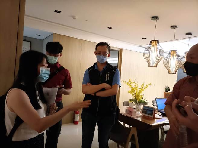 对于遭监察院纠正，新北市城乡局回应，去年至今年6月共裁罚27万元，强调有违规事实绝不宽贷，并将持续进行裁处。图为去年8月城乡局前往「国宾大苑」稽查。（新北市城乡局提供）