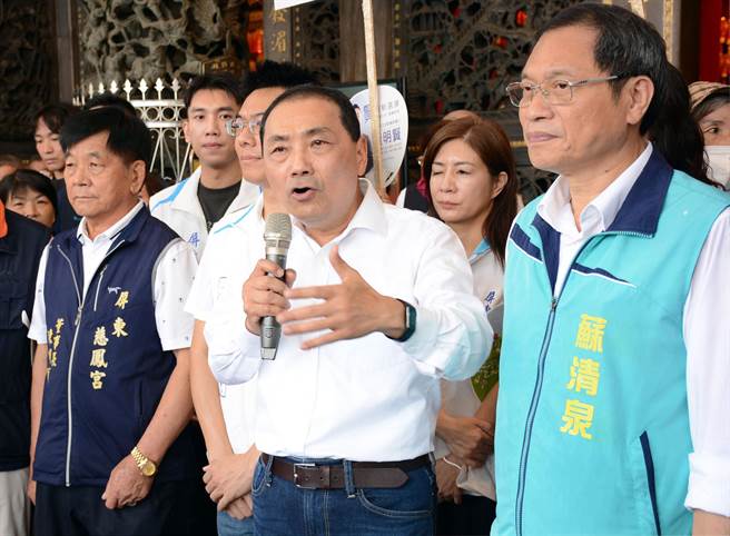 國民黨總統參選人侯友宜(中)南下屏東，到慈鳳宮參拜並與民眾談話。(林和生攝)