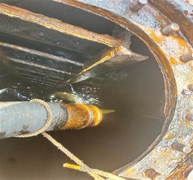 油水抽除情形 。（翻攝照片／洪靖宜高雄傳真）