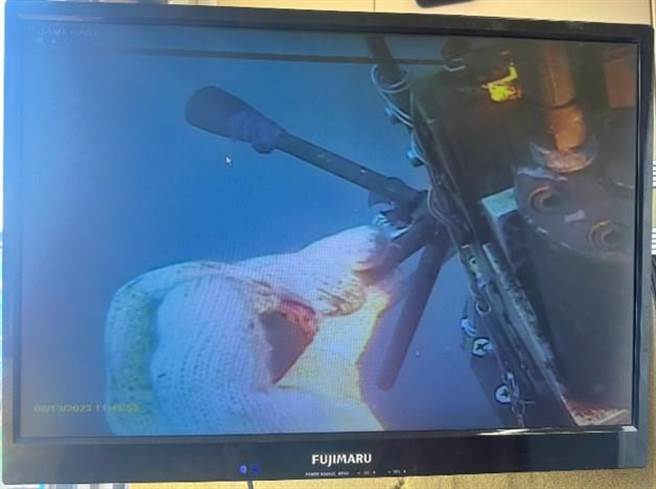 油櫃鑽孔作業中。（翻攝照片／洪靖宜高雄傳真）