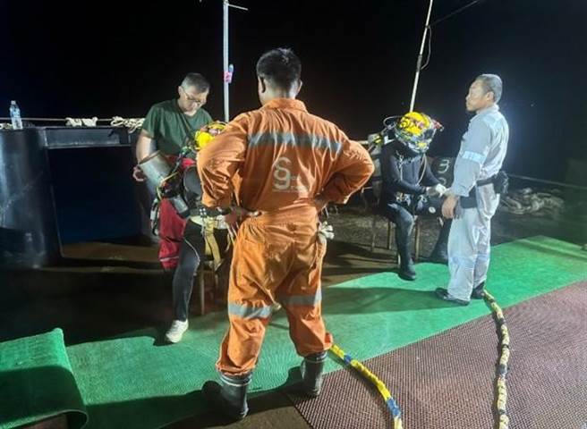 潛水人員下水前著裝準備 。（翻攝照片／洪靖宜高雄傳真）