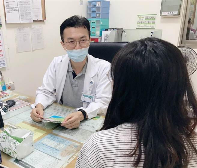 福苗诊所儿童心智科医师林岱岳提醒家长注意，孩童难专心、易衝动恐罹注意力不足过动症併自闭症。（大千医院提供／谢明俊苗栗传真）