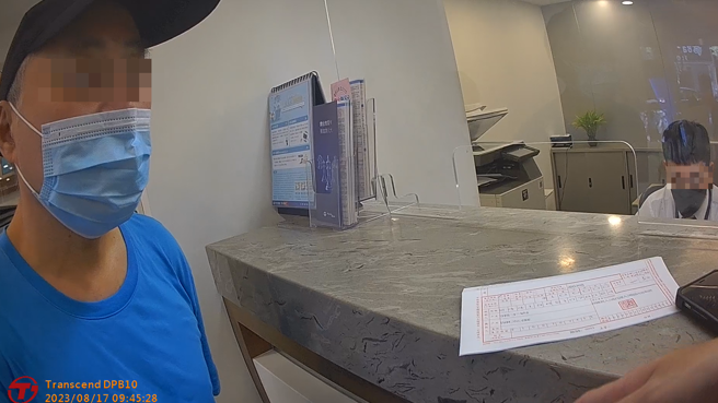 新北市1名陈姓老翁险遭诈骗10万元，经永和警方了解实情时，及时拦阻避免老翁损失。（图／警方提供）