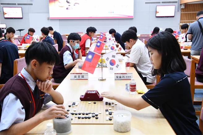 韩国围棋高级中学师生28人今（18）日赴新北市南山中学参访，两校各派出23名围棋高手，进行2场各80分钟的友谊赛。（南山中学提供）