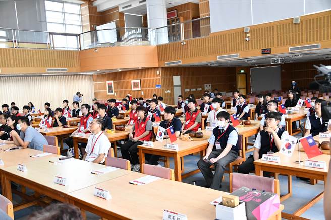 韩国围棋高中由校长金吉坤陪同4位老师及23位学生到访，来访的学生除了1位职业棋士外，8D以上的有13位，棋力水平相当高。（南山中学提供）