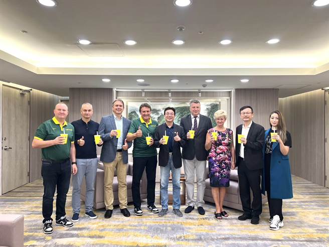 新北市政府趁世界杯热身赛开打前夕，特别邀请立陶宛贸易代表处代表、立陶宛篮球协会秘书长及立陶宛、波多黎各及拉脱维亚篮球队代表教练品嚐台湾道地小吃。（新北市体育处提供）