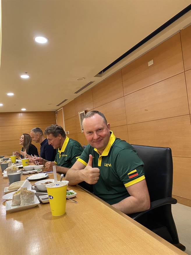 立陶宛篮球队教练大啖台湾小吃，吃完后讚不绝口，竖起大拇指称讚。（新北市体育处提供）