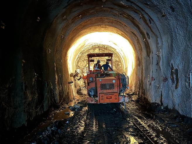 翡翠原水管隧道开挖。（北水处提供）