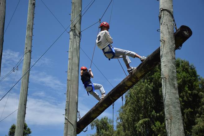 11位国中一年级至高中二年级的经济弱势少年（女）参加汐止少年福利服务中心举办的「跨越你的不可能」体验教育营，尝试各项高低空绳索挑战。（汐止少年福利服务中心提供）