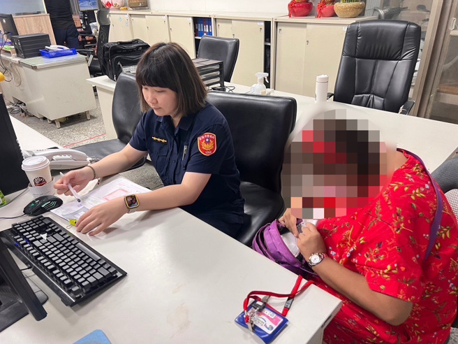 基隆市第一分局南荣路派出所警员陈思雯，主动协助申请急难救助。（图／警方提供）