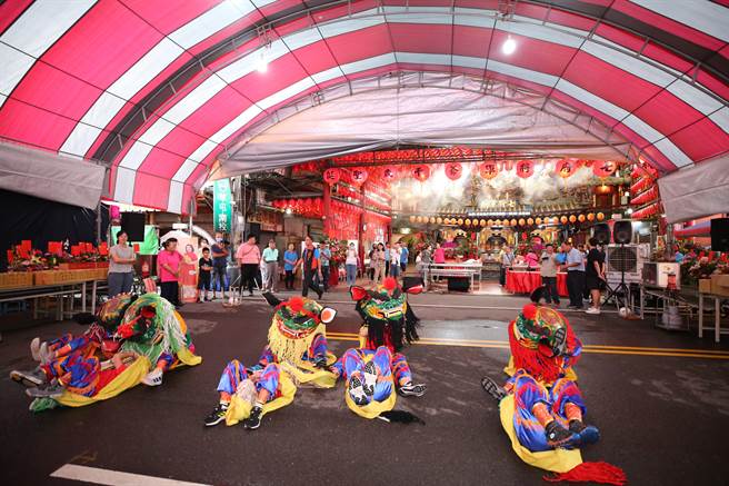 台中市大里区七将军庙庆祝圣诞，自18日起一连3天举办庙庆，18日上午大里国小带来祥狮献瑞为庆典揭开序幕。（七将军庙提供／潘虹恩台中传真）