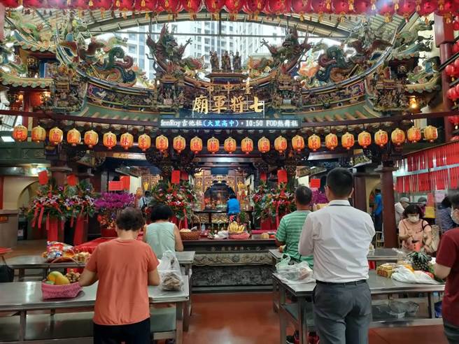 台中市大里区七将军庙庆祝圣诞，自18日起一连3天举办庙庆，信徒来到庙里祭拜，供品桌的供品一轮换过一轮，香火鼎盛。（潘虹恩摄）