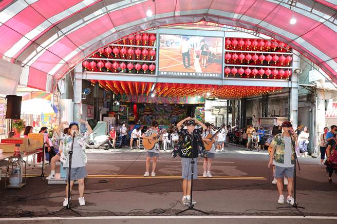台中市大里区七将军庙庆祝圣诞，自18日起一连3天举办庙庆，大里高中学生带来吉他表演。（七将军庙提供／潘虹恩台中传真）