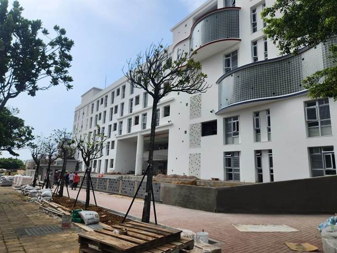 淡水區的淡海國小距離首次開學倒數2週，不過目前校舍工程還在趕工，新北市議員鄭宇恩發現校門口前的人行道仍是殘破不堪，因此今(17)日邀集相關單位會勘。(黃敬文翻攝)