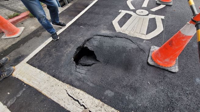 今（18）日下午16时42分许，台北市南港路三段47巷跟昆阳街60巷交界出现路面坍塌。（图／民眾提供）